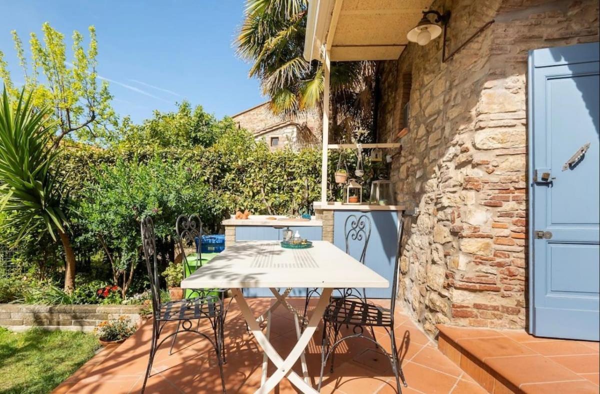 Вилла La Casa Nel Castello E Il Giardino Segreto Суверето Экстерьер фото